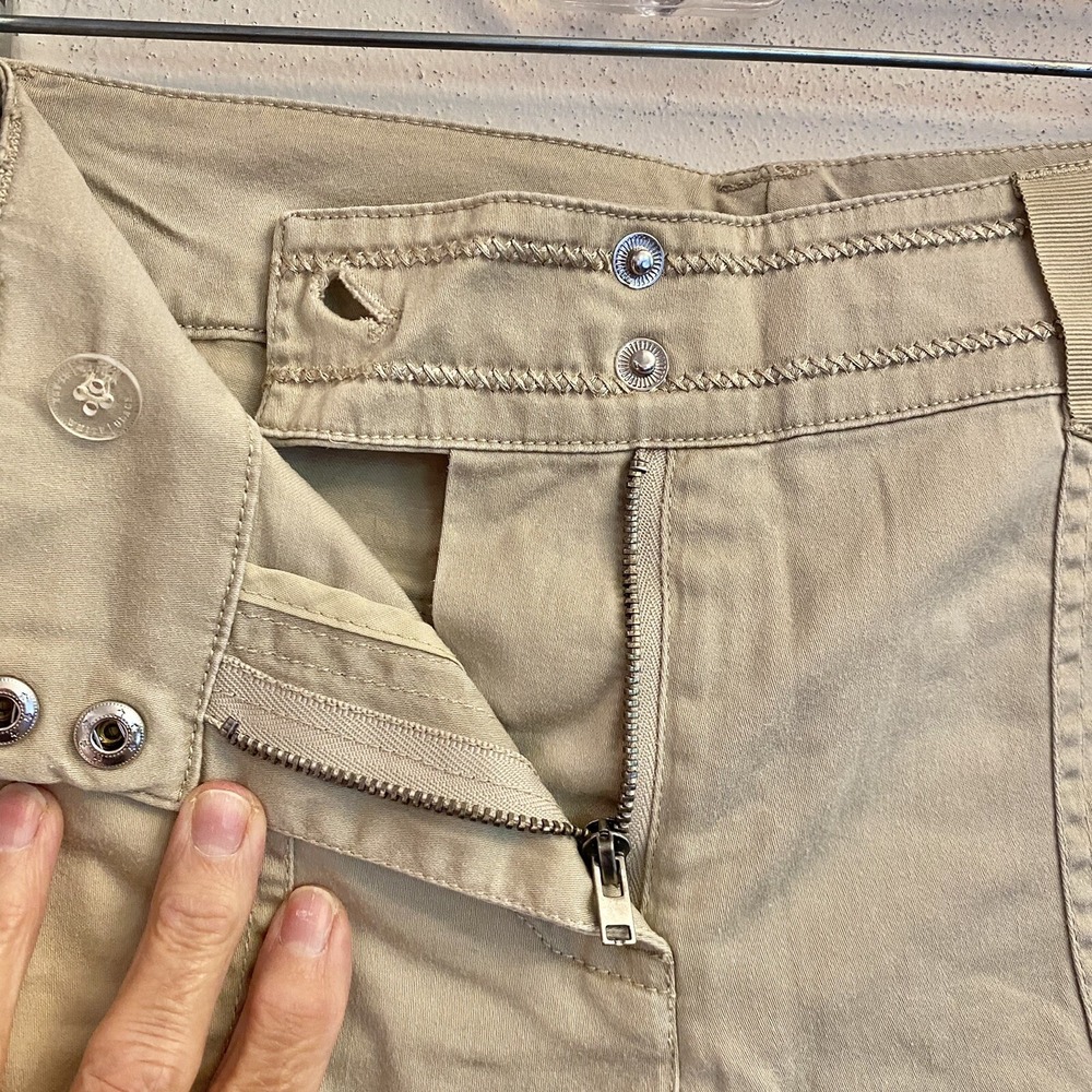 White House Black Market Woman's Capri Pants Khaki Beige Crop Cargo Size 2 - Picture 4 of 7